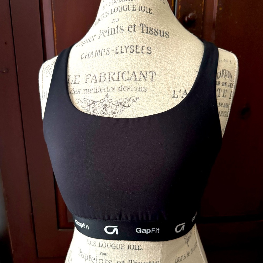 NWOT GapFit Medium Black Wireless Sports Bra